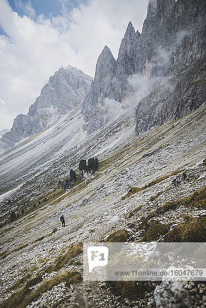 Italien  Dolomiten  Berg Seceda  Mann mit Rucksackwanderung in der Nähe des Berges Seceda in den Dolomiten
