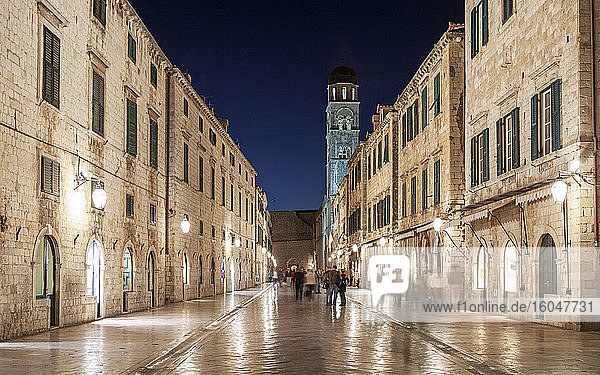 Kroatien  Dubrovnik  Straße in mittelalterlicher Stadt bei Nacht