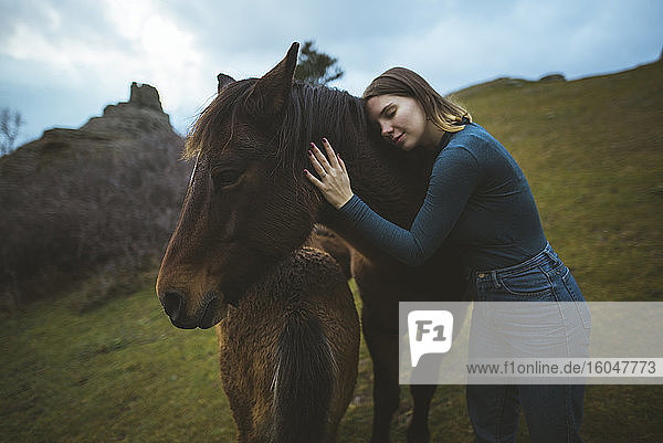 Ukraine  Krim  Junge Frau umarmt isländisches Pferd
