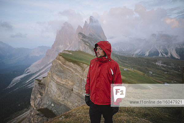 Italien  Dolomiten  Berg Seceda  Wandern von Menschen in der Nähe des Berges Seceda in den Dolomiten