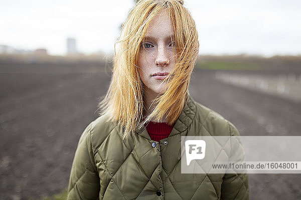 Russland,  Omsk,  Porträt einer jungen Frau im Feld