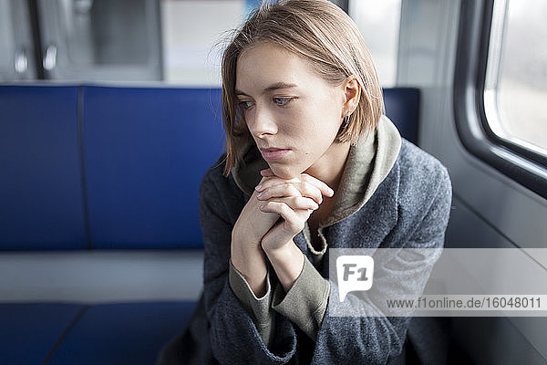 Porträt einer jungen Frau im Zug