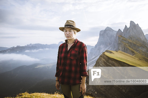 Italien  Dolomiten  Berg Seceda  Porträt einer Frau beim Hutwandern in der Nähe des Berges Seceda in den Dolomiten