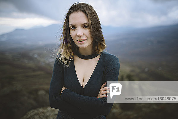 Ukraine  Krim  Porträt einer jungen Frau mit Bergtal im Hintergrund