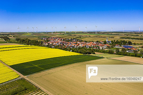 Deutschland  Rheinland-Pfalz  Gabsheim  Blick aus dem Hubschrauber auf Felder und Dorf im Sommer mit Windpark im Hintergrund