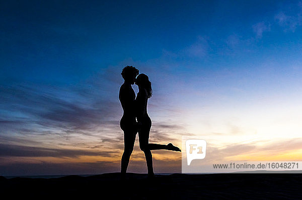 Silhouette eines sich küssenden Paares bei Sonnenuntergang  Gran Canaria  Spanien