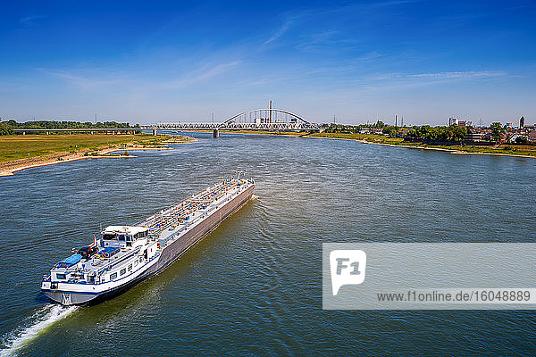 Deutschland  Nordrhein-Westfalen  Düsseldorf  Tanker überquert Rhein mit Brücke im Hintergrund
