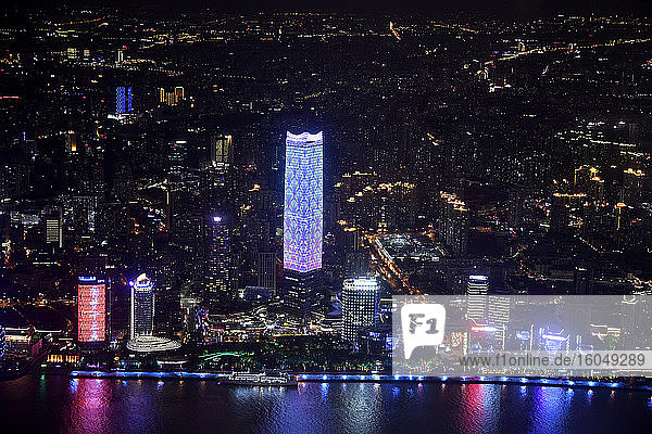 China  Shanghai  Luftaufnahme des Bund bei Nacht