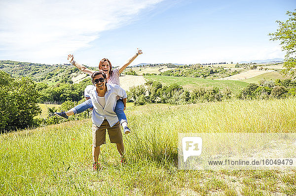 Glückliches Paar im mittleren Erwachsenenalter genießt die Landschaft an einem sonnigen Tag