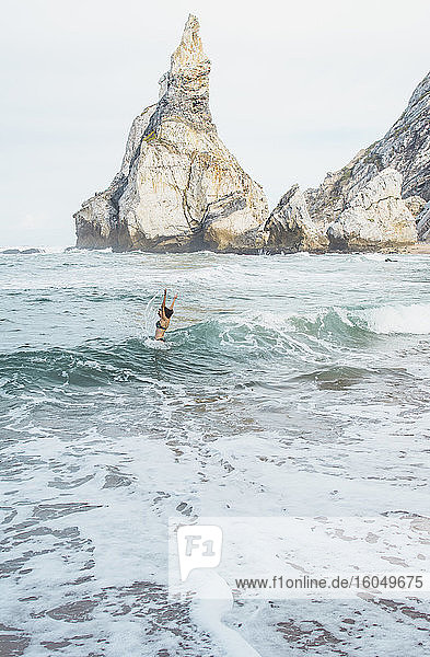 Junge Frau schwimmt im Meer gegen den Himmel  Strand Ursa  Portugal