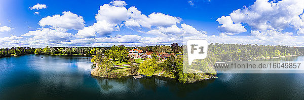 Deutschland  Hessen  Kahl am Main  Luftpanorama von Schloss Emmerichshofen im Sommer