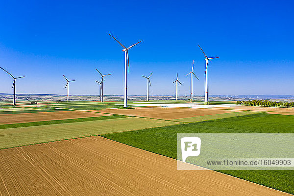Deutschland  Rheinland-Pfalz  Gabsheim  Blick aus dem Hubschrauber auf einen ländlichen Windpark im Sommer