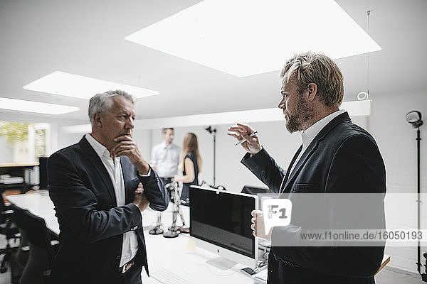 Zwei Geschäftsleute diskutieren bei einem Treffen im Büro