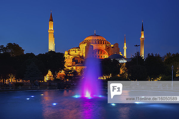 Turkey  Istanbul  Fountain in Sultan Ahmet Park at night with Hagia Sophia in background