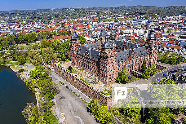 Deutschland  Bayern  Aschaffenburg  Blick aus dem Hubschrauber auf Schloss Johannisburg im Sommer