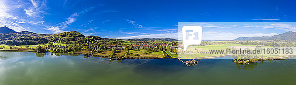 Deutschland  Bayern  Schlehdorf  Luftbild eines Dorfes am Seeufer im Sommer