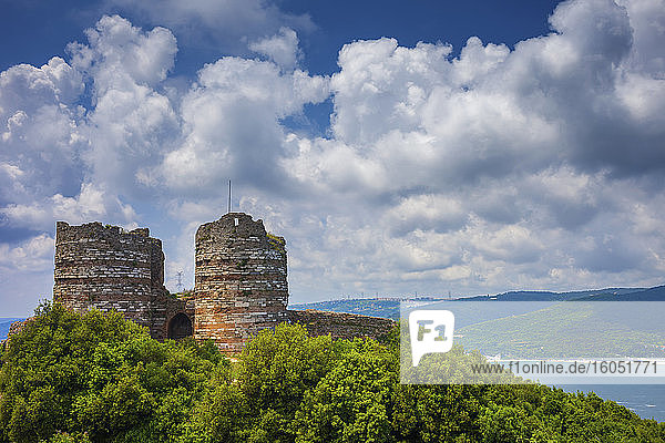 Türkei  Istanbul  Große weiße Wolken über den Ruinen der Burg Yoros