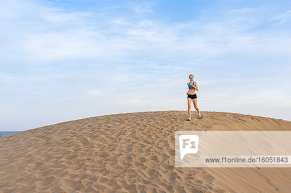 Frau läuft in den Dünen  Gran Canaria  Spanien
