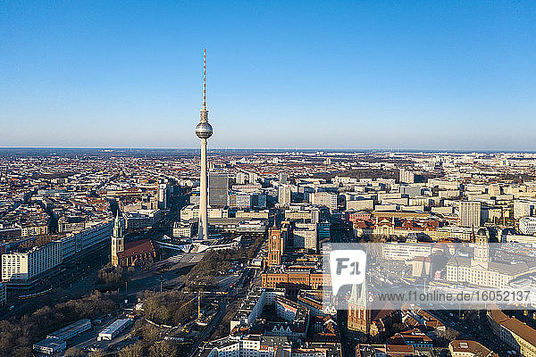 Deutschland  Berlin  Luftaufnahme des Fernsehturms Berlin und des Alexanderplatzes
