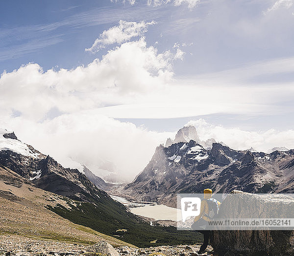 Mann schaut auf schneebedeckten Berg gegen den Himmel in Patagonien  Argentinien