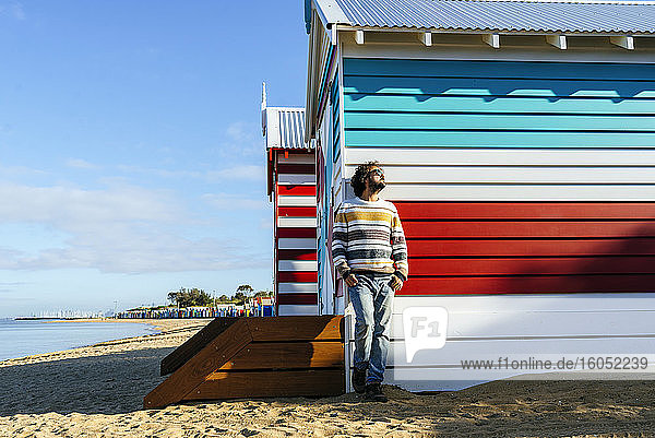 Ein Mann steht an einer Hütte am Brighton Beach  Melbourne  Australien