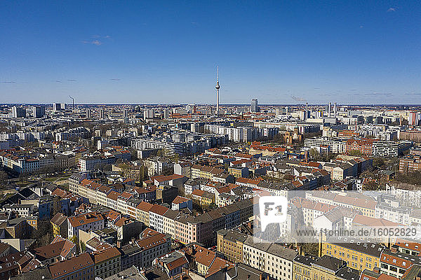 Deutschland  Berlin  Luftaufnahme des Bezirks Kreuzberg mit Fernsehturm Berlin im Hintergrund