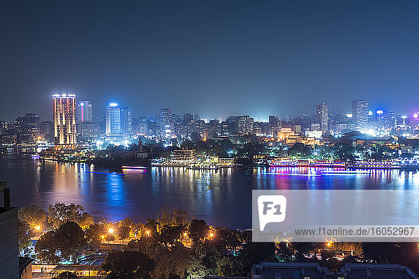 Ägypten  Kairo  Nil und Skyline der Stadt bei Nacht beleuchtet