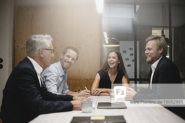 Team von Geschäftsleuten bei einem Treffen im Büro