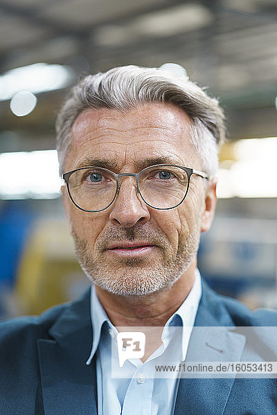 Porträt eines selbstbewussten reifen Geschäftsmannes mit Brille