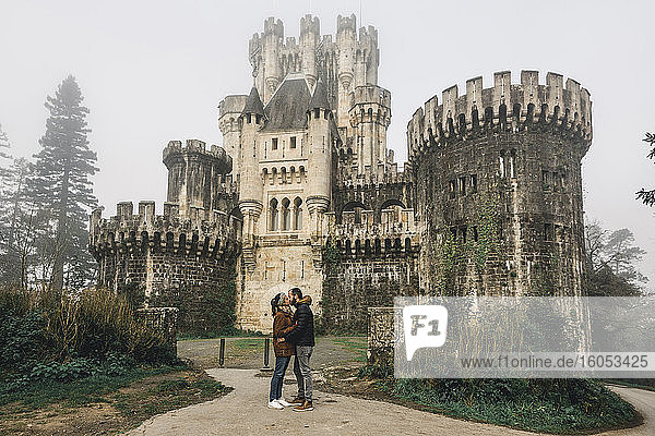 Küssendes Paar vor der Burg Butron  Baskenland  Spanien