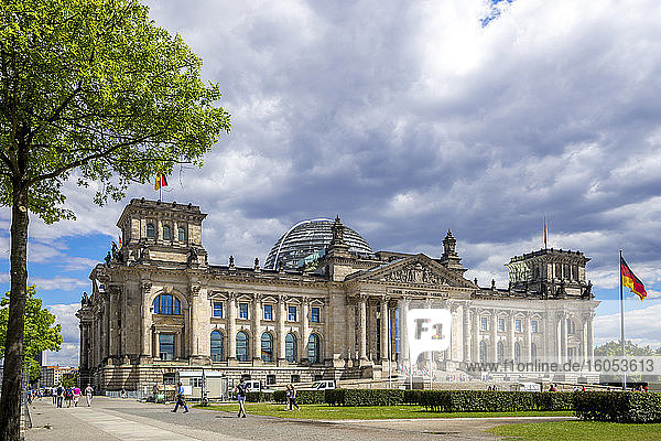 Deutschland  Berlin  Wolken über dem Reichstag