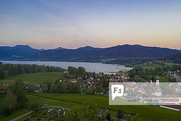Deutschland  Bayern  Oberbayern  Gmund am Tegernsee  Dorf und See bei Sonnenaufgang