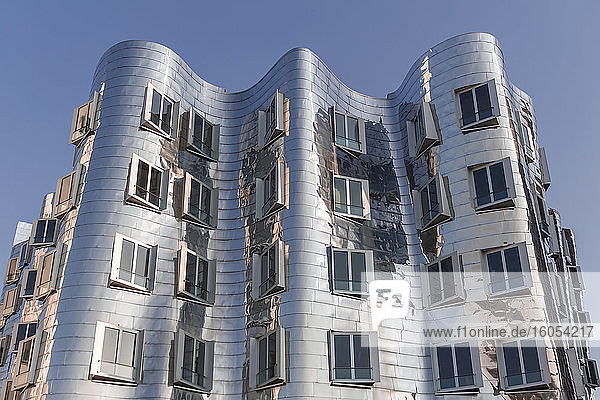 Deutschland  Nordrhein-Westfalen  Düsseldorf  Stahlfassade des Zentralgebäudes des Neuen Zollhofs