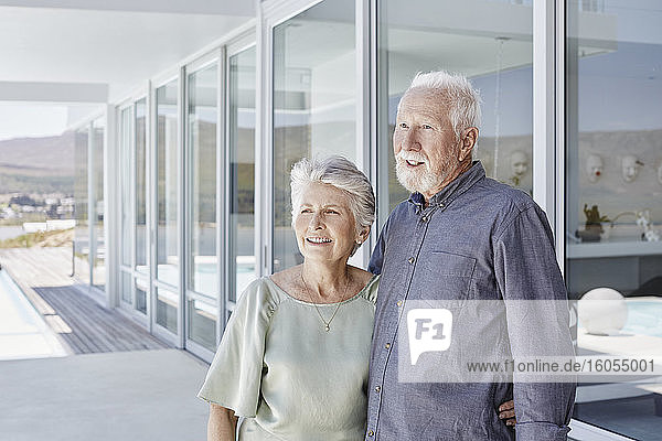Glückliches älteres Paar in einem luxuriösen Strandhaus