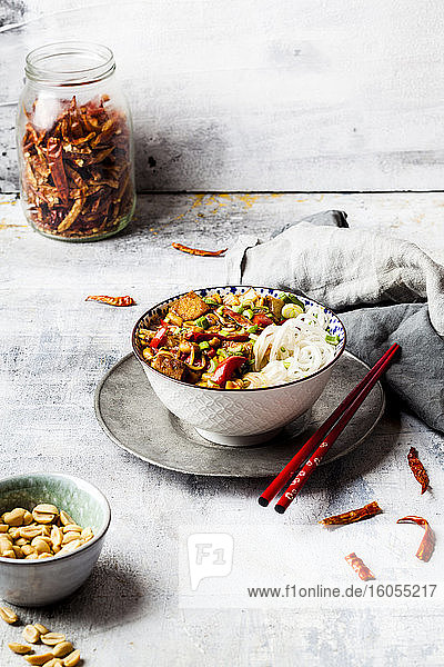 Veganes Kung Pao mit Tofu  Paprika  Erdnüssen und Reisnudeln