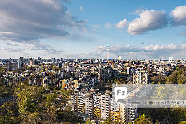Deutschland  Berlin  Luftaufnahme des Bezirks Kreuzberg mit Fernsehturm Berlin im Hintergrund