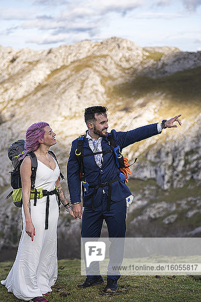 Brautpaar mit Kletterrucksäcken auf dem Berg Urkiola  Spanien