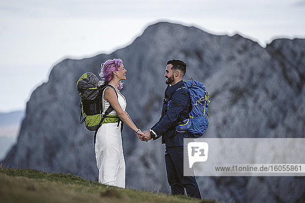 Brautpaar mit Kletterrucksäcken auf dem Berg Urkiola  Spanien