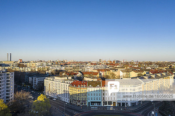 Deutschland  Berlin  Luftaufnahme von klarem Himmel über Wohnhäusern entlang der Oranienstraße im Bezirk Kreuzberg