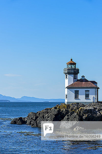 USA  Washington  San Juan Island  Klarer Himmel über Lime Kiln Lighthouse