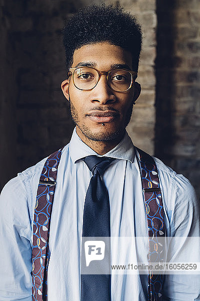 Porträt eines stilvollen jungen Mannes mit Hemd  Krawatte und Hosenträgern