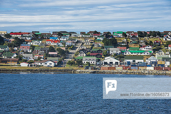 UK  Falklandinseln  Stanley  Bunte Häuser der Küstenstadt