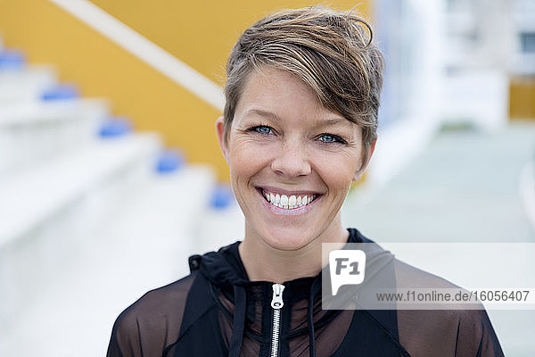 Porträt einer lächelnden  sportlichen Frau
