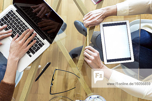 Geschäftsfrauen mit Laptop und Tablet auf dem Schreibtisch