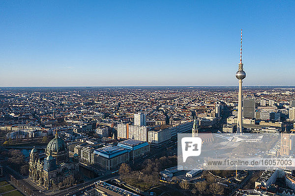 Deutschland  Berlin  Luftaufnahme des Fernsehturms Berlin  Berliner Dom und Alexanderplatz