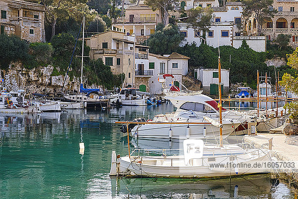 Spanien  Mallorca  Santanyi  Boote im Hafen des Küstendorfs im Sommer vertäut