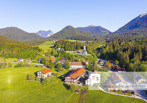 Deutschland  Bayern  Jachenau  Drohnenansicht eines ländlichen Dorfes im Frühling