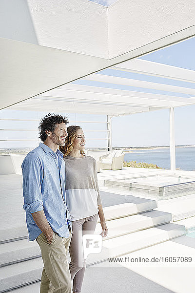 Paar in luxuriösem Strandhaus genießt die Aussicht