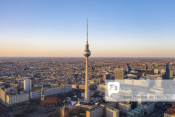 Deutschland  Berlin  Luftaufnahme des Fernsehturms Berlin in der Abenddämmerung