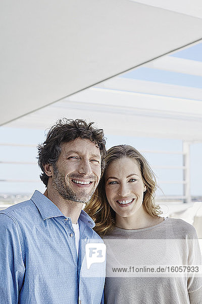 Porträt eines glücklichen Paares in einem luxuriösen Strandhaus